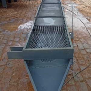 Pré-limpeza Pinhalense com 2 peneiras e 2 bicas. Motor de 2 CV