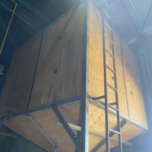 Silo de Madeira Revestido com Cantoneira – com Escada e Vergalhões de Amarração Internos, Previsão 350 Sacas